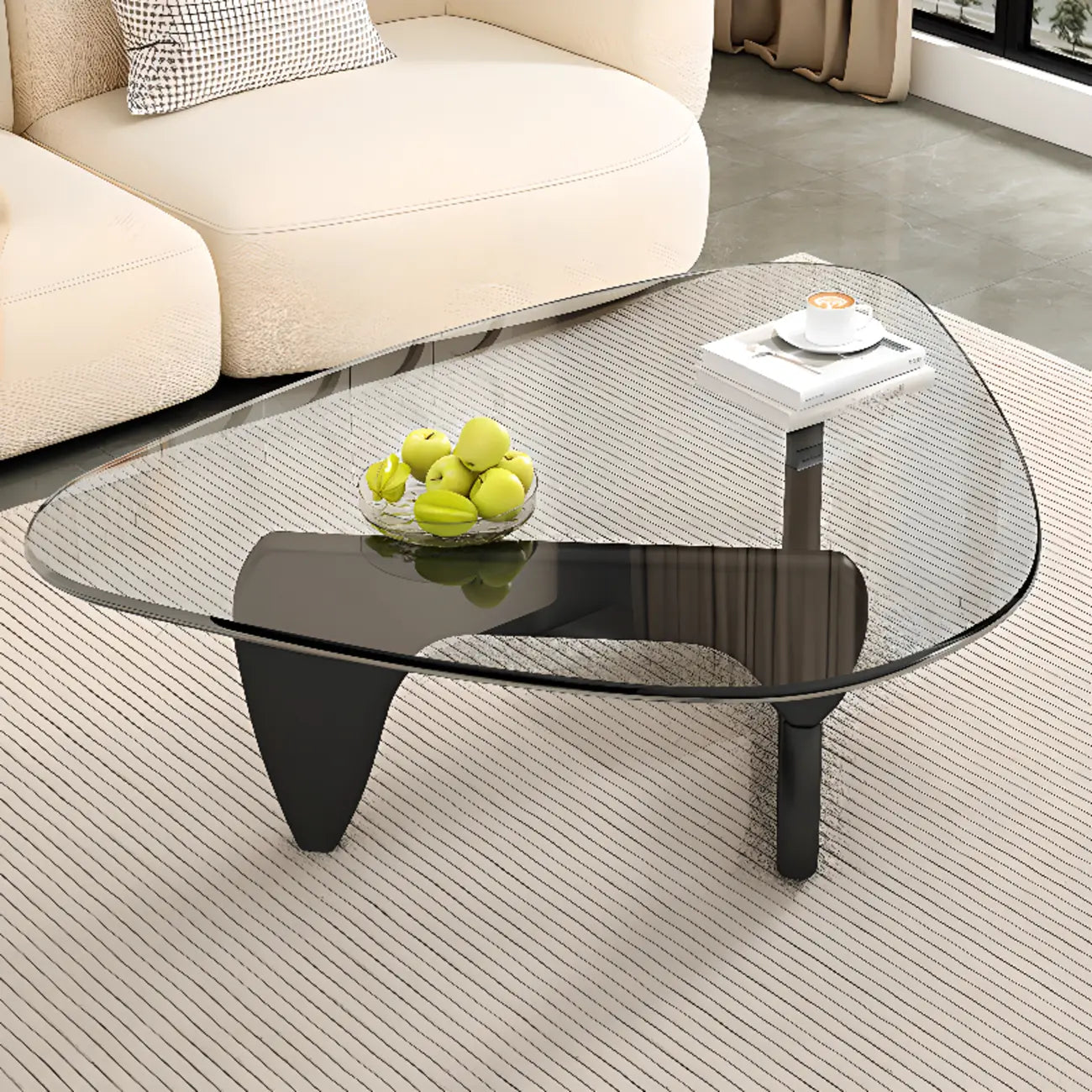 Dreieckiger Couchtisch aus Holz mit Glasplatte