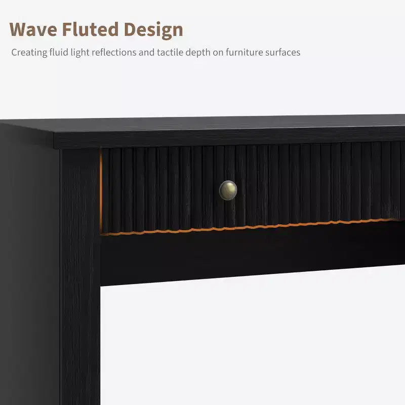 Geriffelter Home-Office-Schreibtisch mit Stauraum, 137 cm moderner Chefschreibtisch mit Ladestation, Computer-Schreibtisch aus Holz mit Aktenschubladen für das Arbeitszimmer