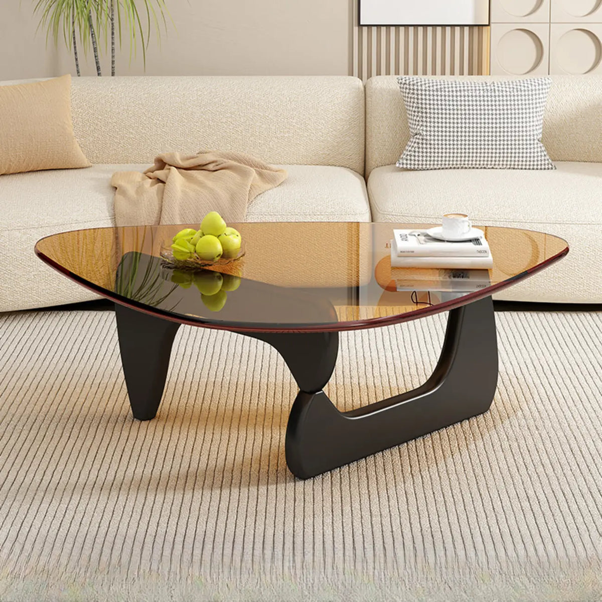 Dreieckiger Couchtisch aus Holz mit Glasplatte