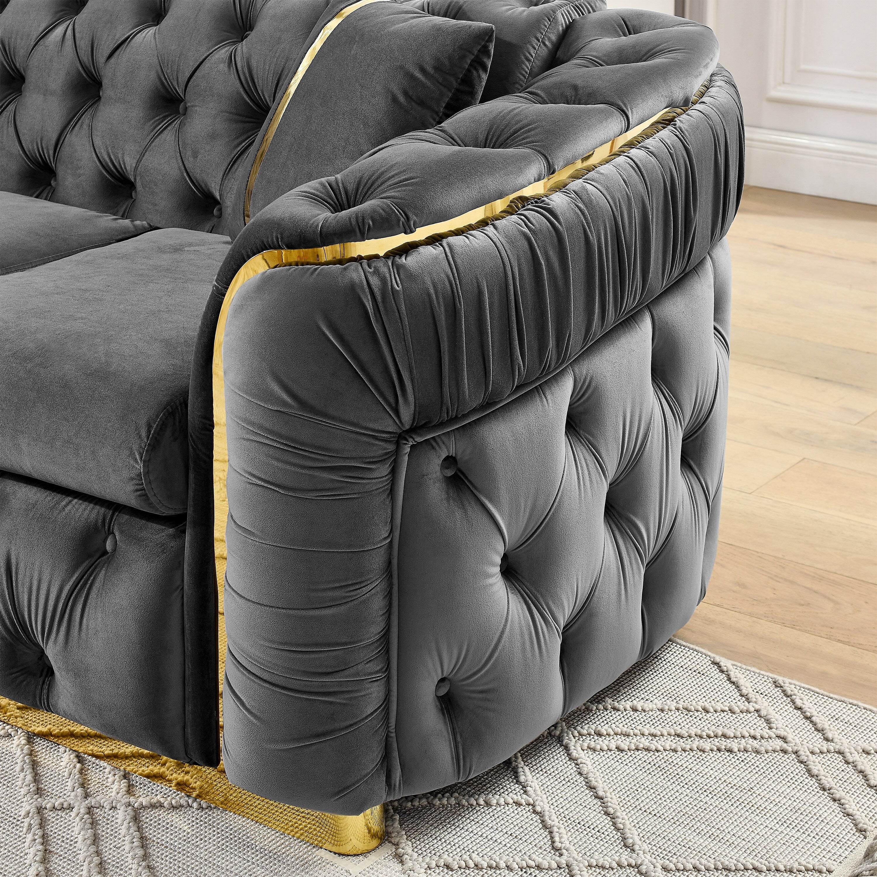 90.6 Samt-Dreisitzer-Sofa mit 2 Kissen, hochdichten Polstern, goldenen Akzenten und Kissen