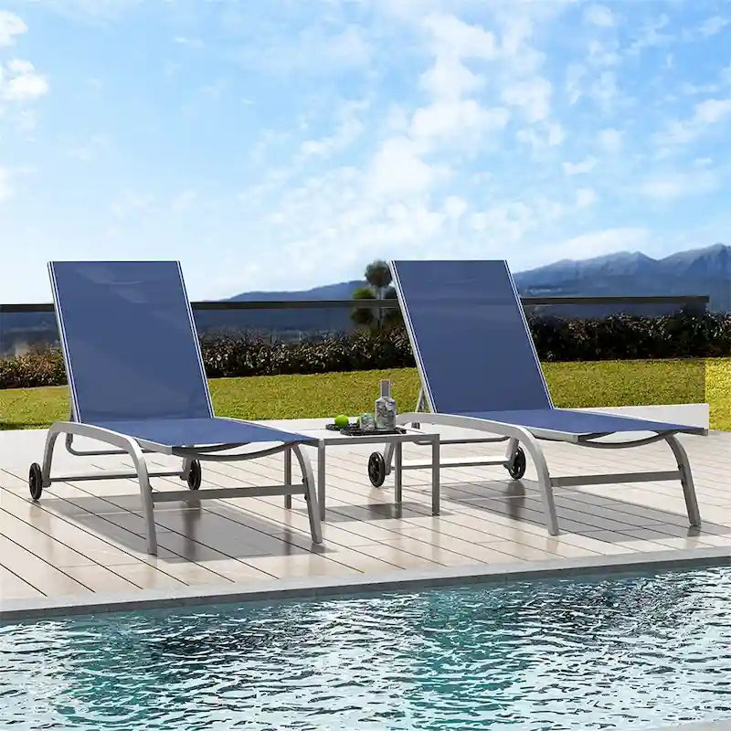Zwei Outdoor-Loungesessel mit 1 Tisch