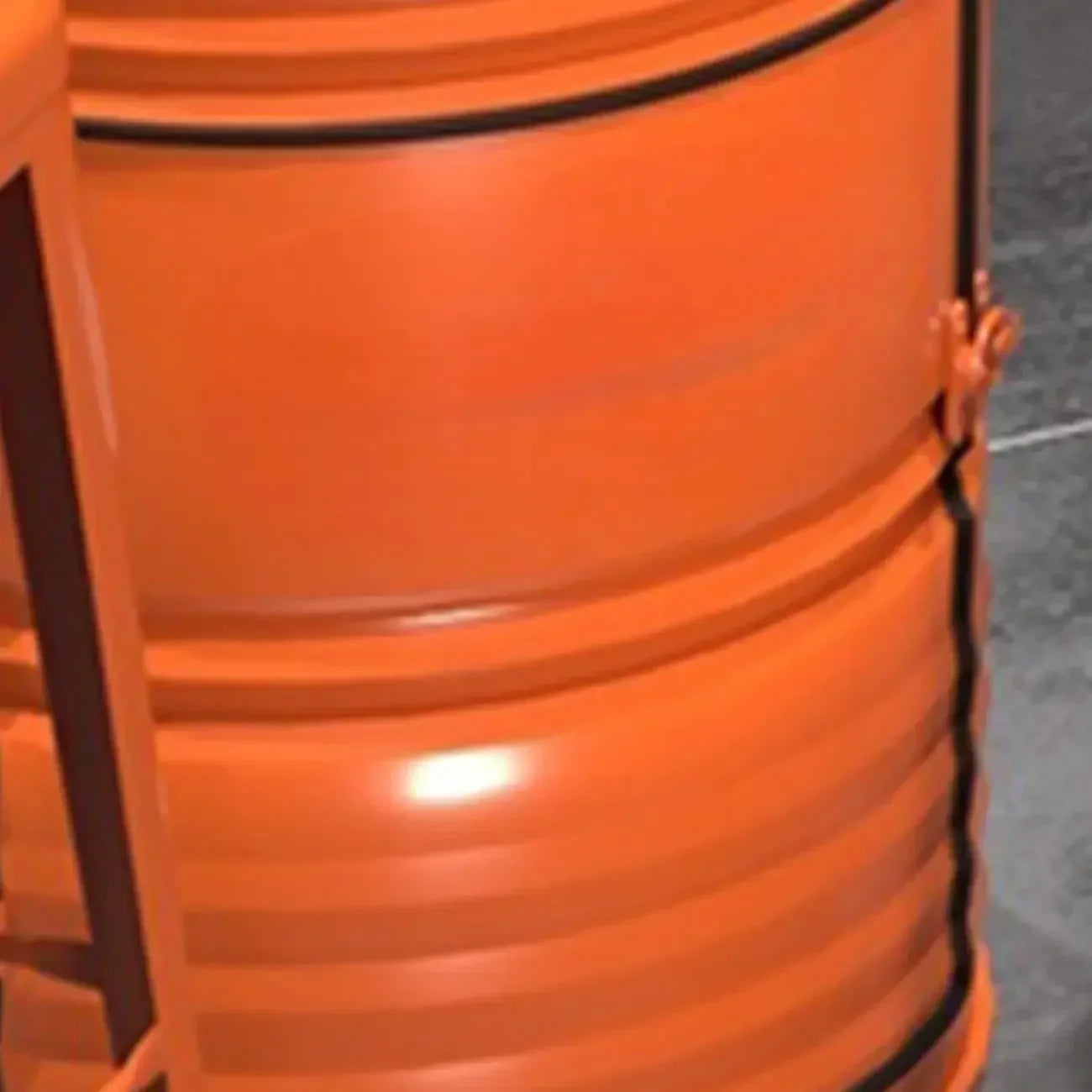 Industrielle schwarze, orangefarbene Metallfass-Stehtische