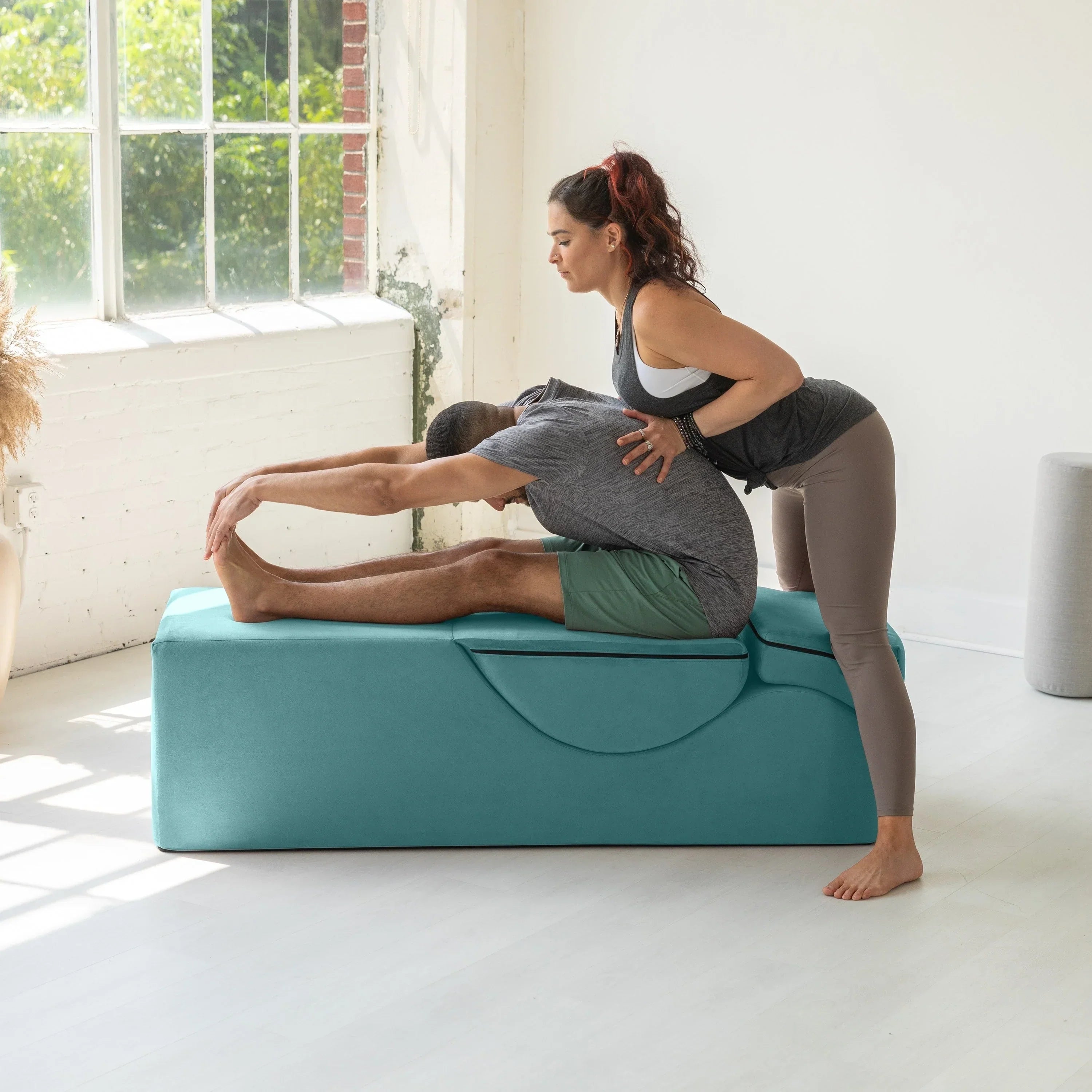 Avana Kami umwandelbare Chaise / Yoga & Massage – 2-in-1-Ottomane mit verdeckter ausklappbarer Yoga-Liege, Microvelvet – N/A