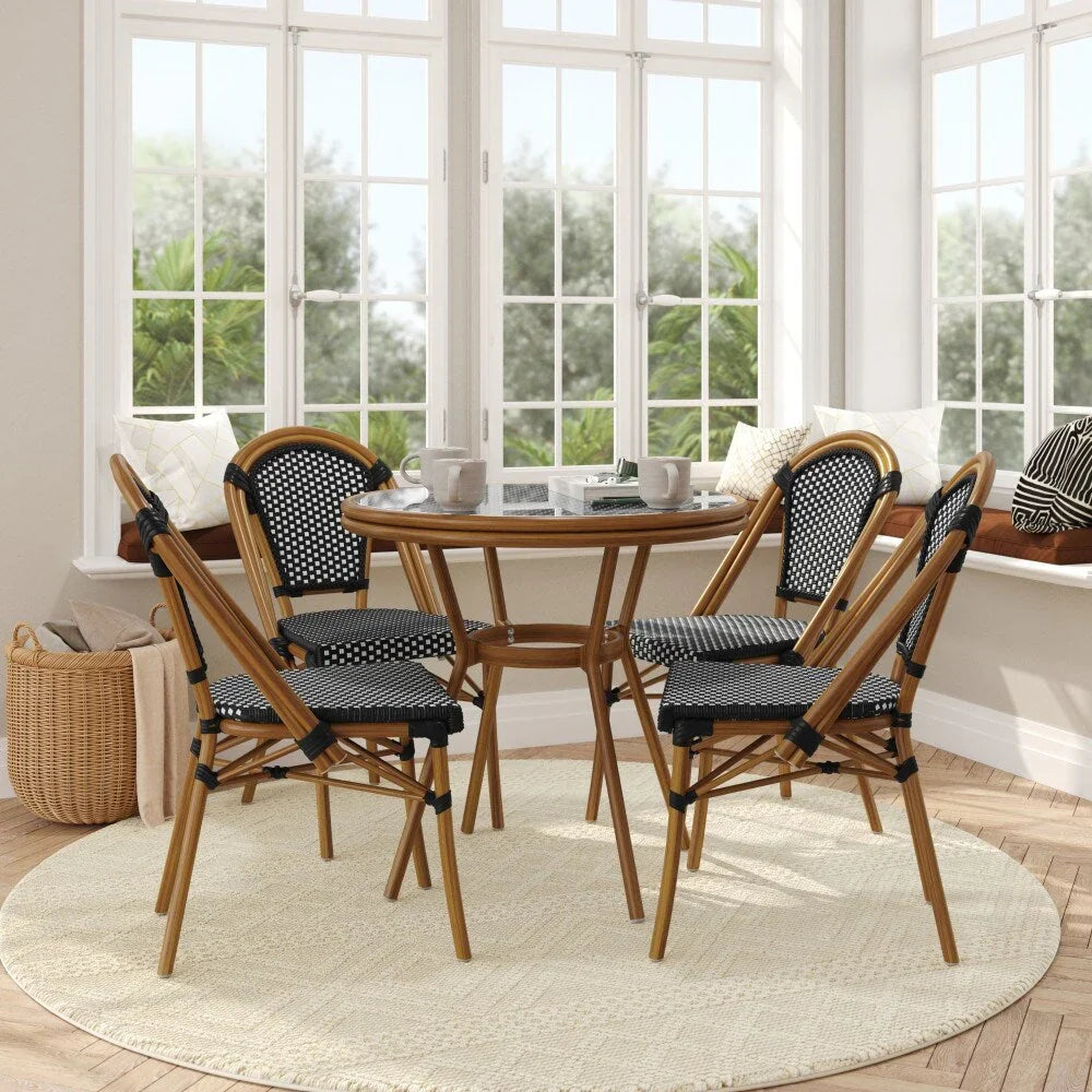 Bistro-Set für den Innen- und Außenbereich mit Tisch und vier Stühlen