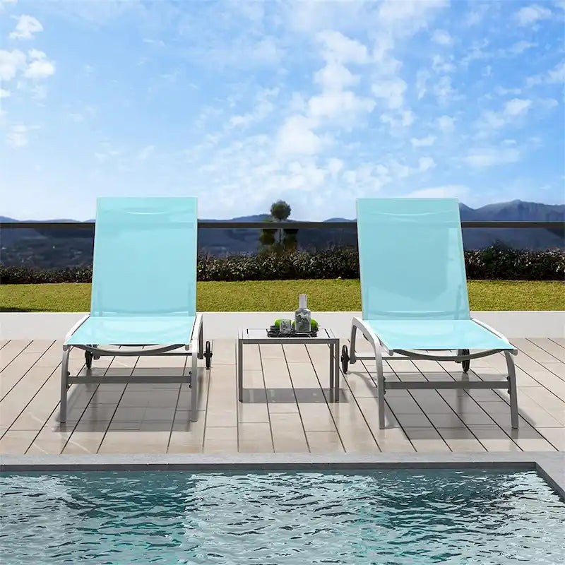 Zwei Outdoor-Loungesessel mit 1 Tisch