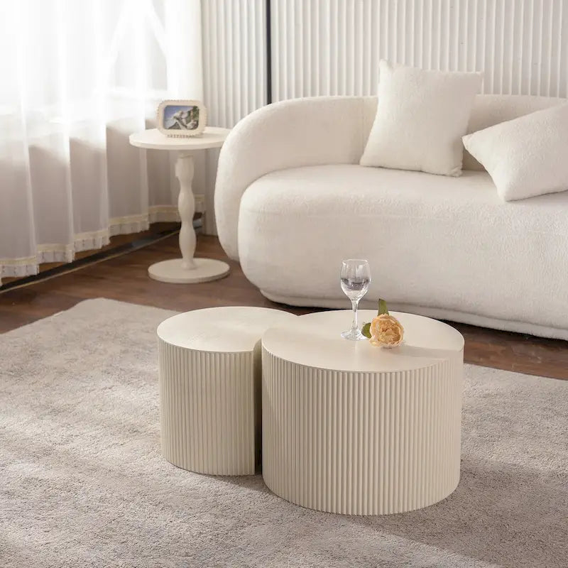 Exquisiter runder Couchtisch aus Holz für kleine Wohnräume