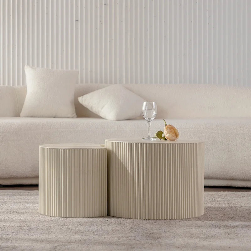 Exquisiter runder Couchtisch aus Holz für kleine Wohnräume