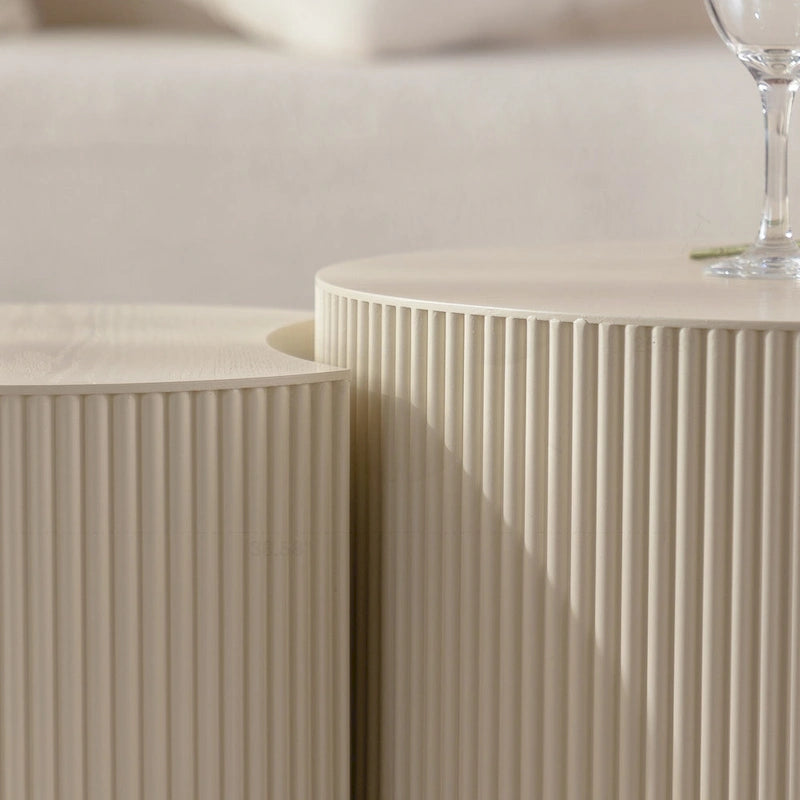 Exquisiter runder Couchtisch aus Holz für kleine Wohnräume