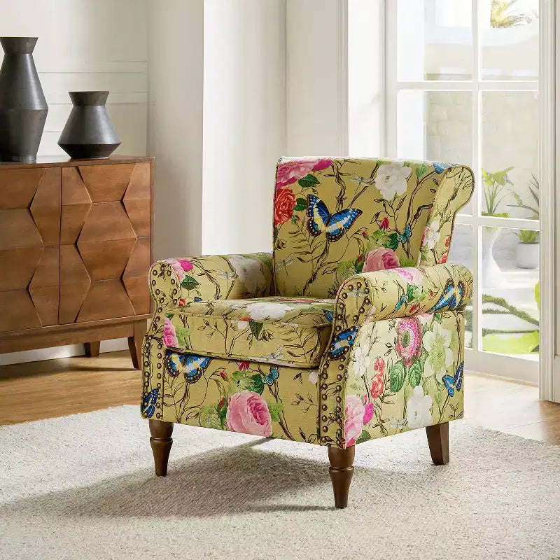 Araceli Traditioneller gepolsterter Blumen-Ohrensessel aus Holz mit Nagelkopfbeschlägen | ART OF LIVING DESIGNS