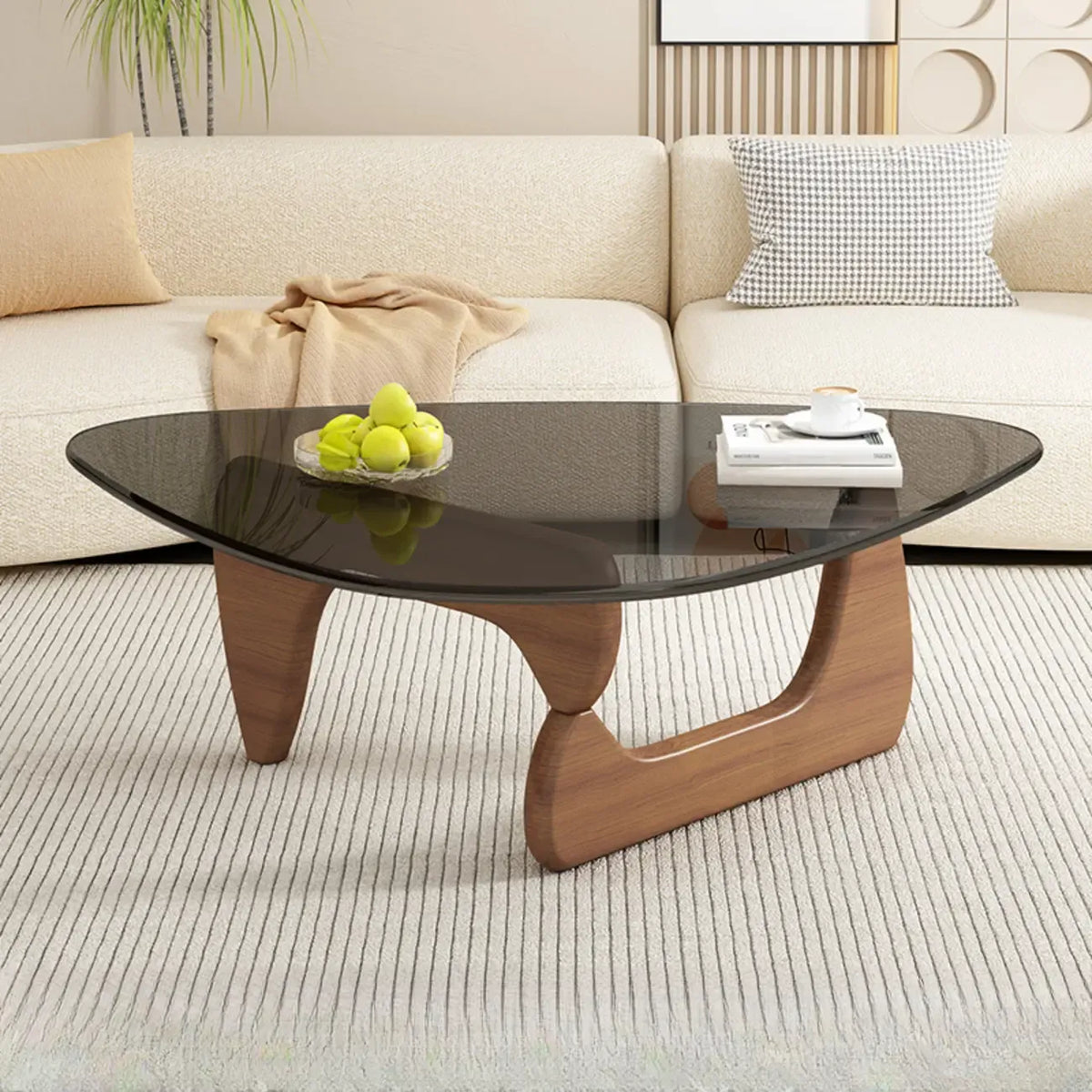 Dreieckiger Couchtisch aus Holz mit Glasplatte