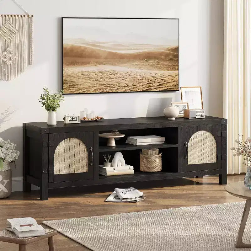 65-Zoll TV-Schrank im Bohème-Stil mit Rattantür – Hölzernes Entertainment-Center mit zwei Schränken und verstellbaren Einlegeböden, geeignet für Wohnzimmer