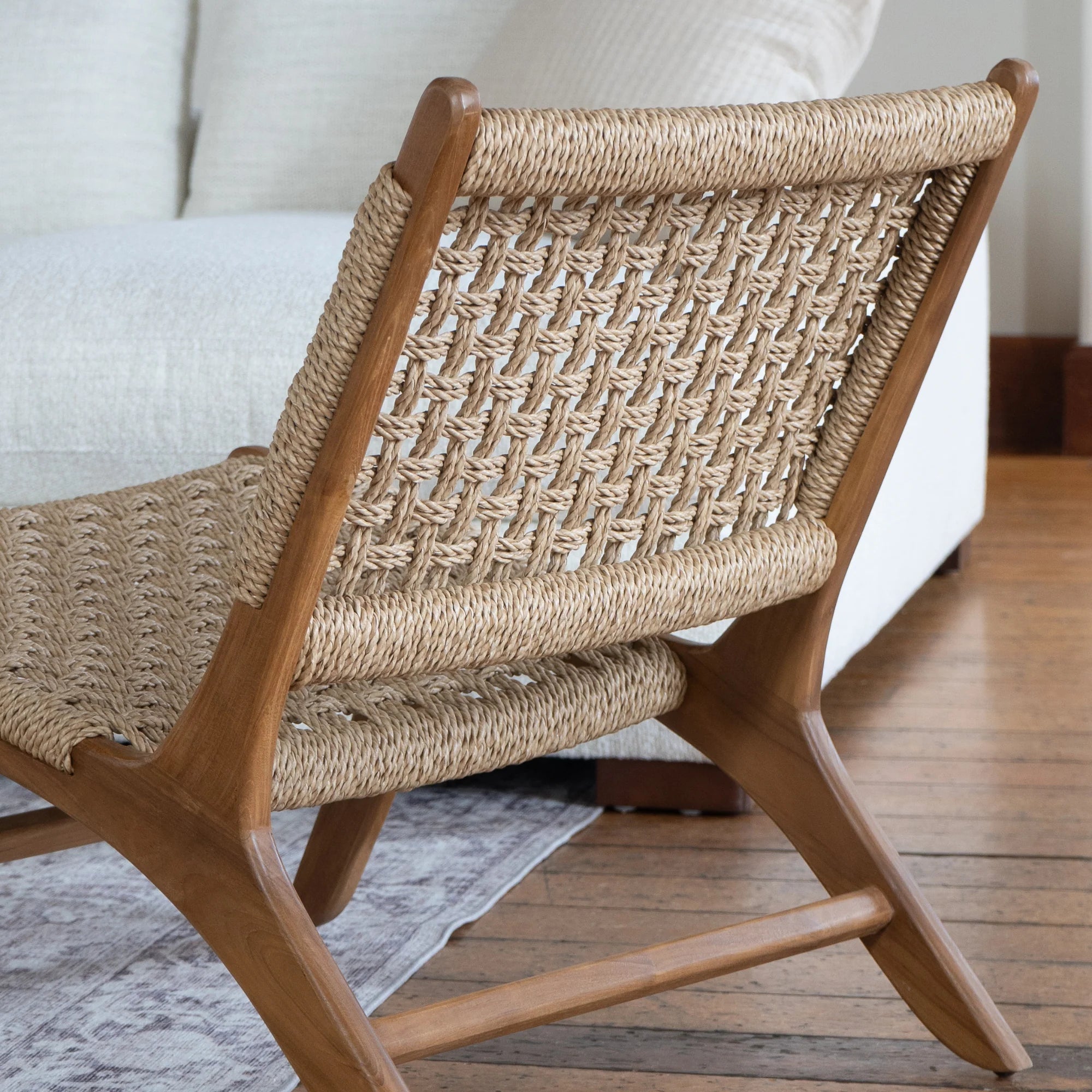 Rustikaler Teakholz-Loungesessel mit Geflecht - Outdoor
