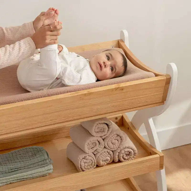 Comfy Cubs Baby-Wickeltisch – robuste Holzkonstruktion, zeitloses Design mit zwei offenen Ablagen für Babyutensilien