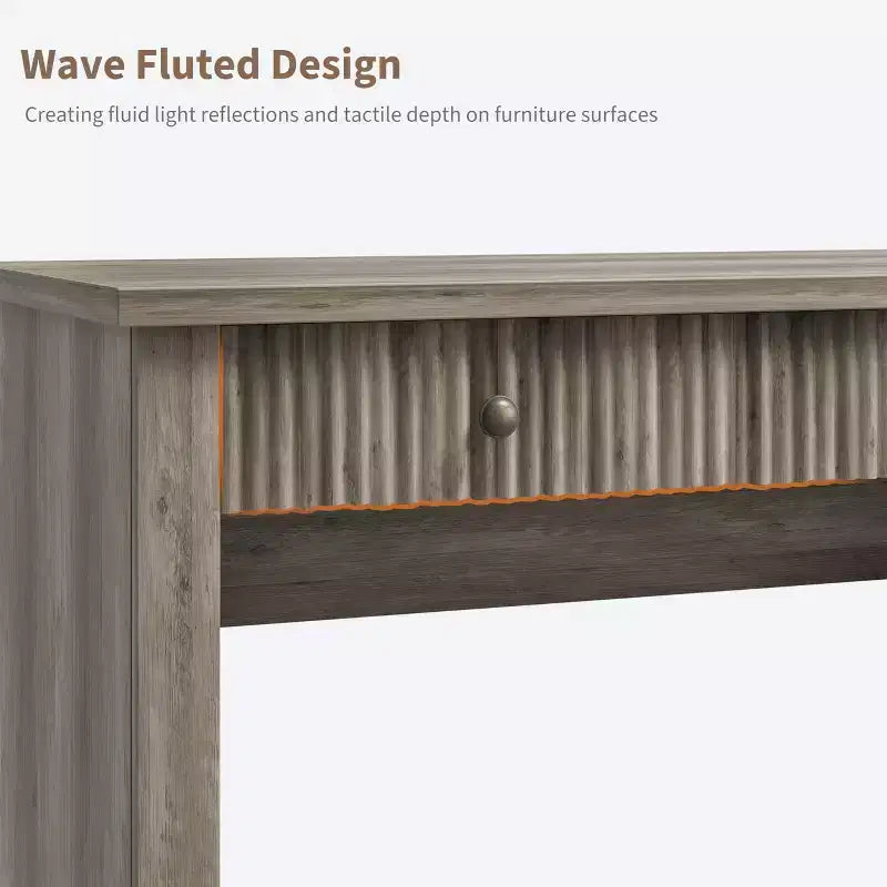 Geriffelter Home-Office-Schreibtisch mit Stauraum, 137 cm moderner Chefschreibtisch mit Ladestation, Computer-Schreibtisch aus Holz mit Aktenschubladen für das Arbeitszimmer