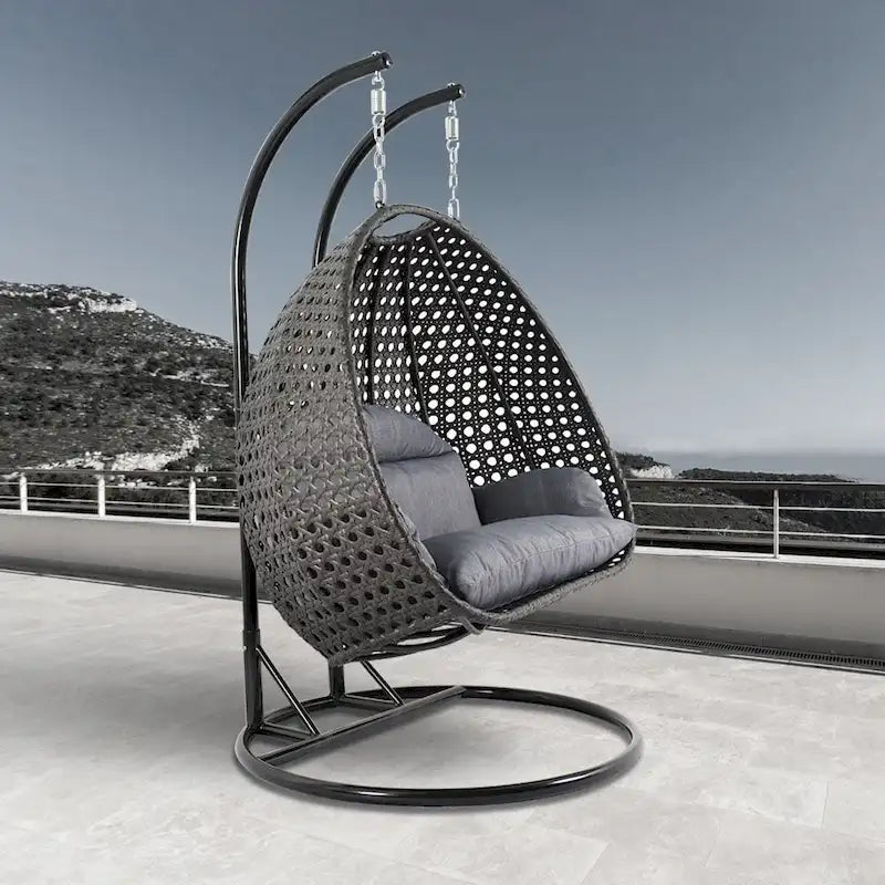 LeisureMod 2-Person Hängesessel mit Ständer – Outdoor/Indoor Rattan Korbsessel Garten-Schaukelhängematte mit Kissen