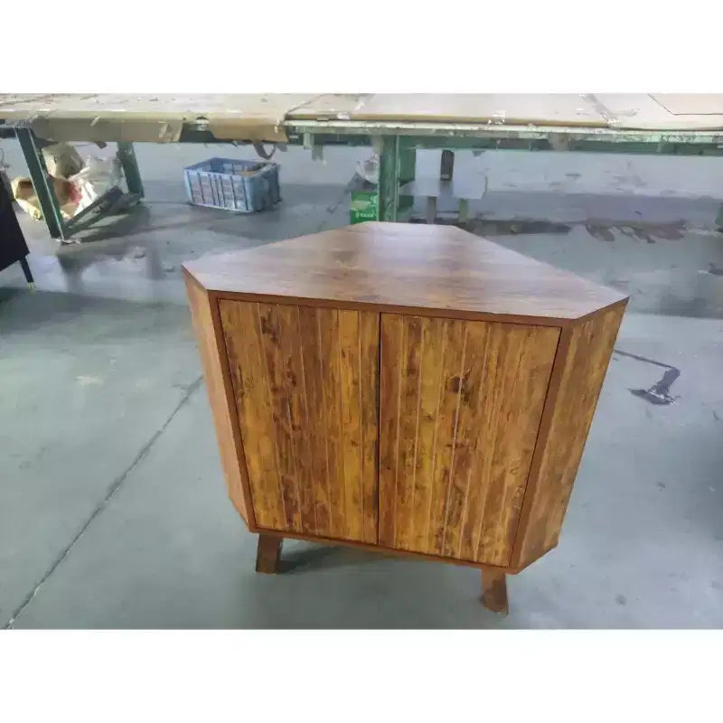 Eckschrank mit verstellbarem Regal, 3-stufiger Eckschrank aus Holz im Industriestil mit Türen, dreieckiger Beistelltisch für Wohnzimmer, Küche