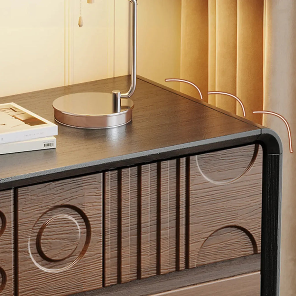 Art-déco-inspirierte Holzkommode mit geometrischen Schnitzereien