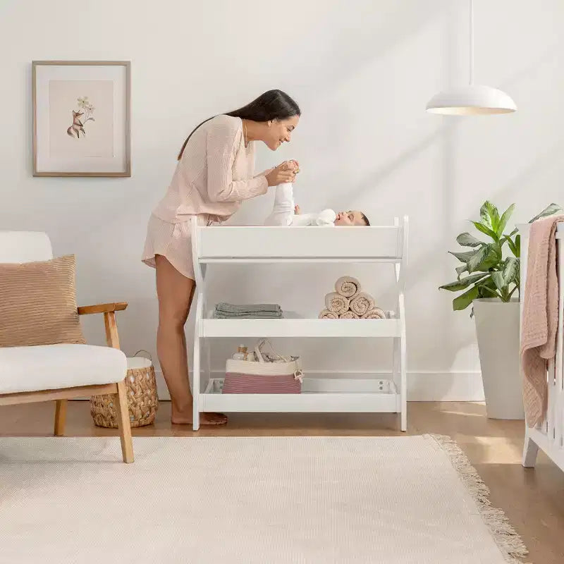 Comfy Cubs Baby-Wickeltisch – robuste Holzkonstruktion, zeitloses Design mit zwei offenen Ablagen für Babyutensilien