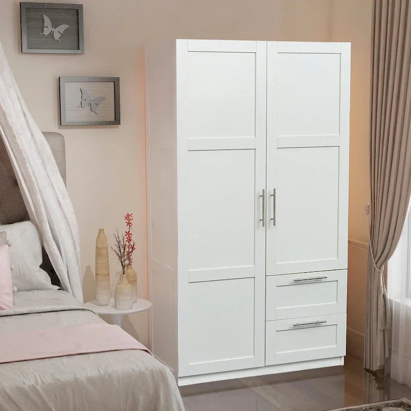 Weißer Kleiderschrank mit Türen, Schubladen und Kleiderstange
