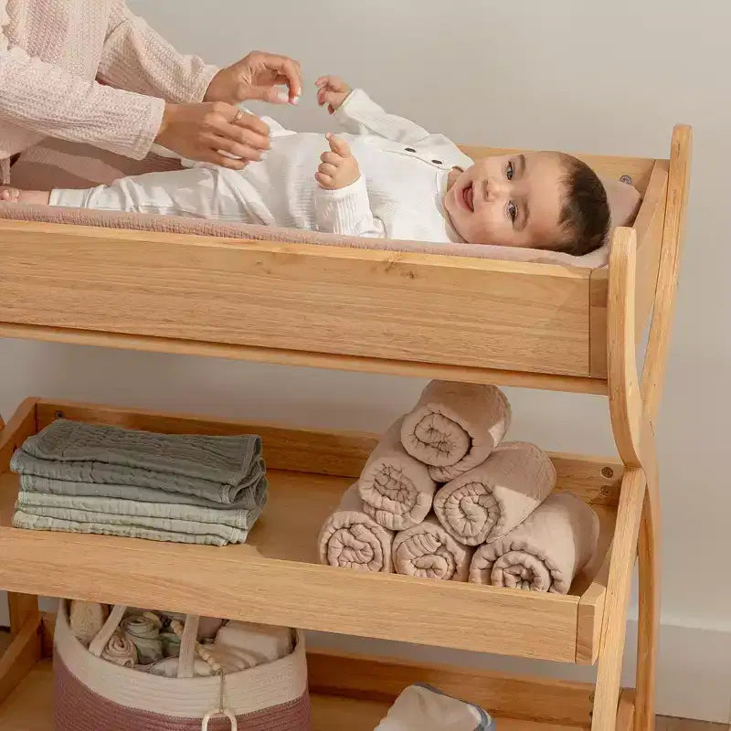 Comfy Cubs Baby-Wickeltisch – robuste Holzkonstruktion, zeitloses Design mit zwei offenen Ablagen für Babyutensilien