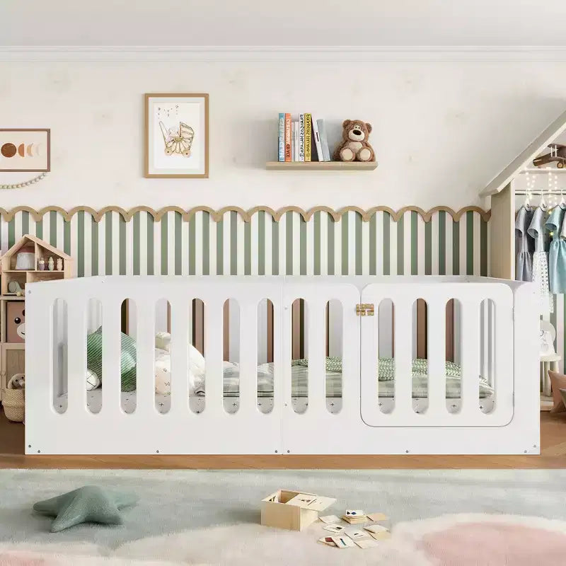 Weißes Twin Montessori Bodenbett mit Zaungittern & Tür – Massivholz, 1 Kind