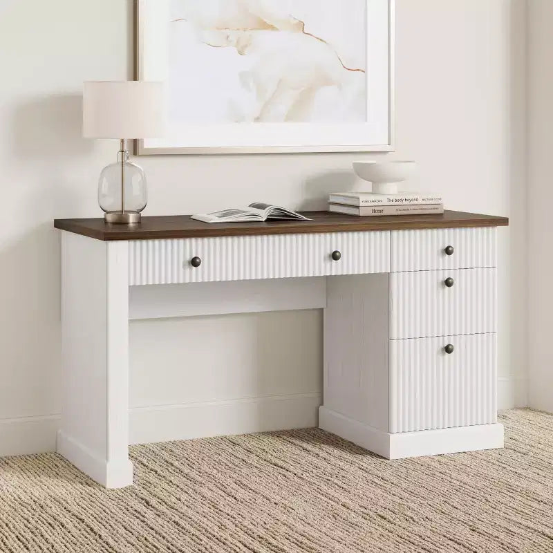 Geriffelter Home-Office-Schreibtisch mit Stauraum, 137 cm moderner Chefschreibtisch mit Ladestation, Computer-Schreibtisch aus Holz mit Aktenschubladen für das Arbeitszimmer