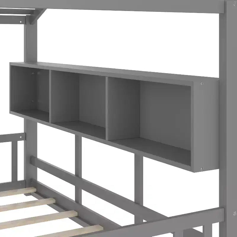 Bodenhausbett mit integrierten Ablageregalen & Lattenrost