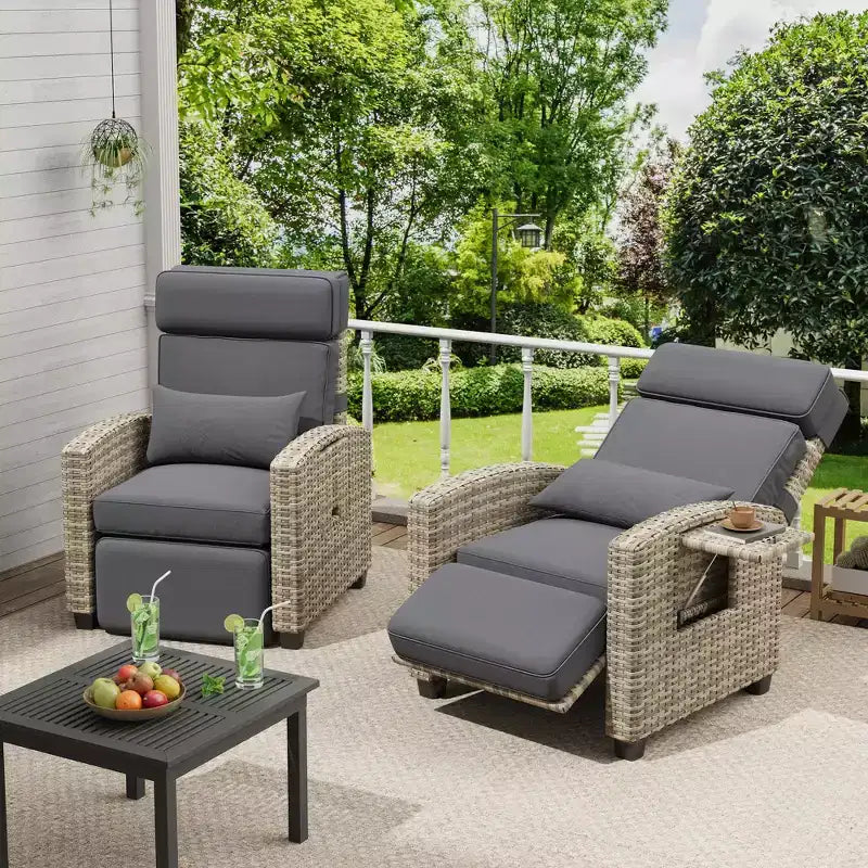 Outdoor Relaxsessel, Gartenliege mit verstellbarer Rückenlehne & Fußstütze, Korbliege bis 150 kg mit Klapptisch