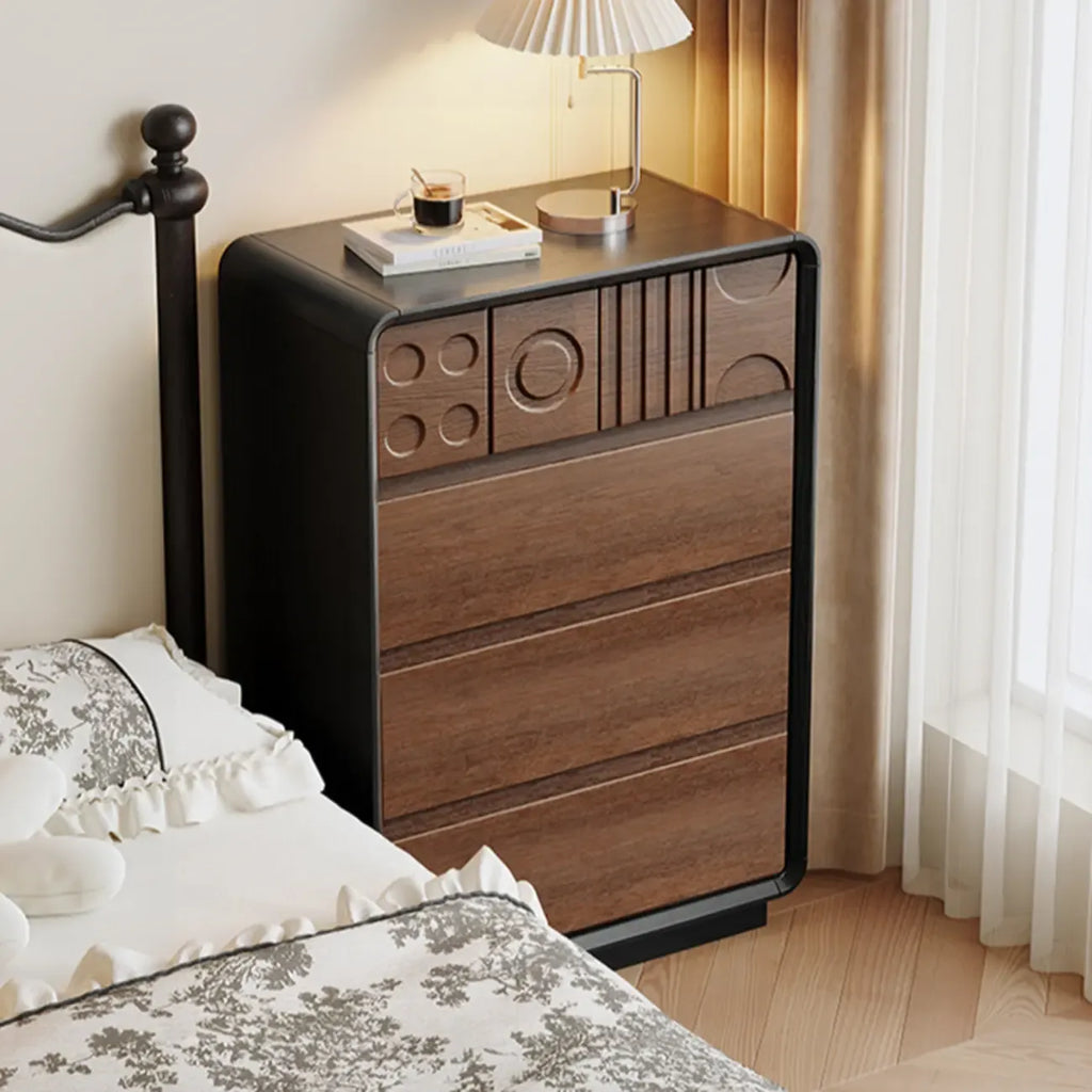 Art-déco-inspirierte Holzkommode mit geometrischen Schnitzereien