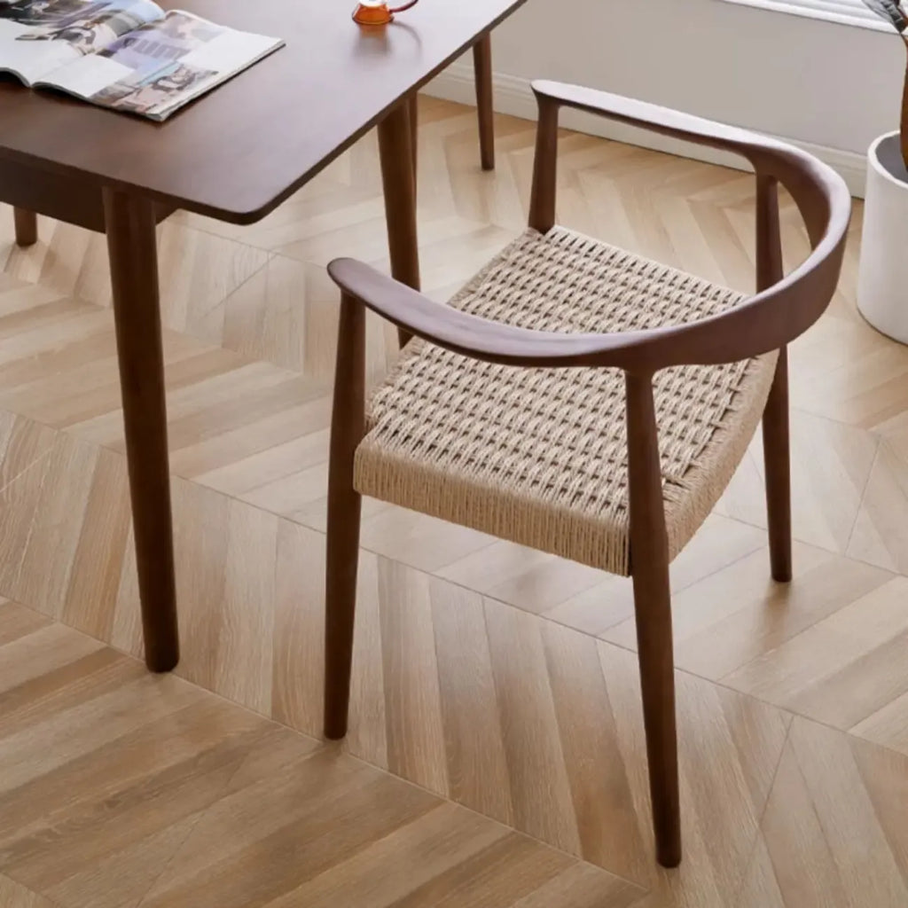 Skandinavischer Esszimmerstuhl mit geschwungener Holz- und geflochtener Sitzfläche mit Armlehnen