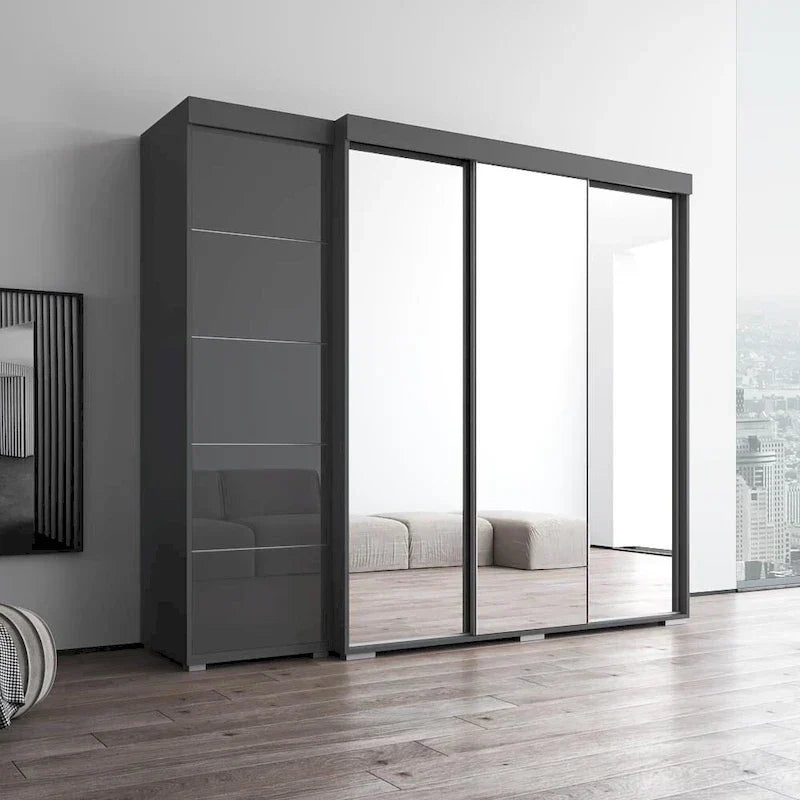 Drei-Spiegel-Kleiderschrank