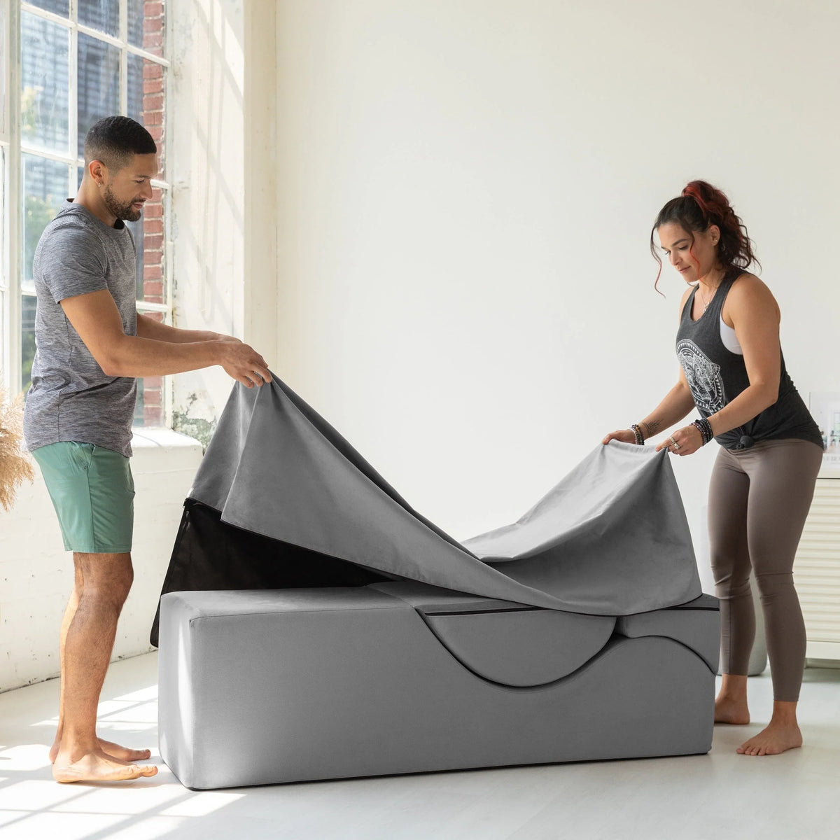 Avana Kami umwandelbare Chaise / Yoga & Massage – 2-in-1-Ottomane mit verdeckter ausklappbarer Yoga-Liege, Microvelvet – N/A