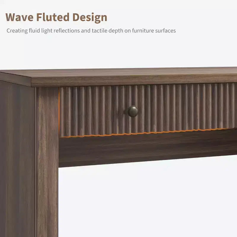 Geriffelter Home-Office-Schreibtisch mit Stauraum, 137 cm moderner Chefschreibtisch mit Ladestation, Computer-Schreibtisch aus Holz mit Aktenschubladen für das Arbeitszimmer