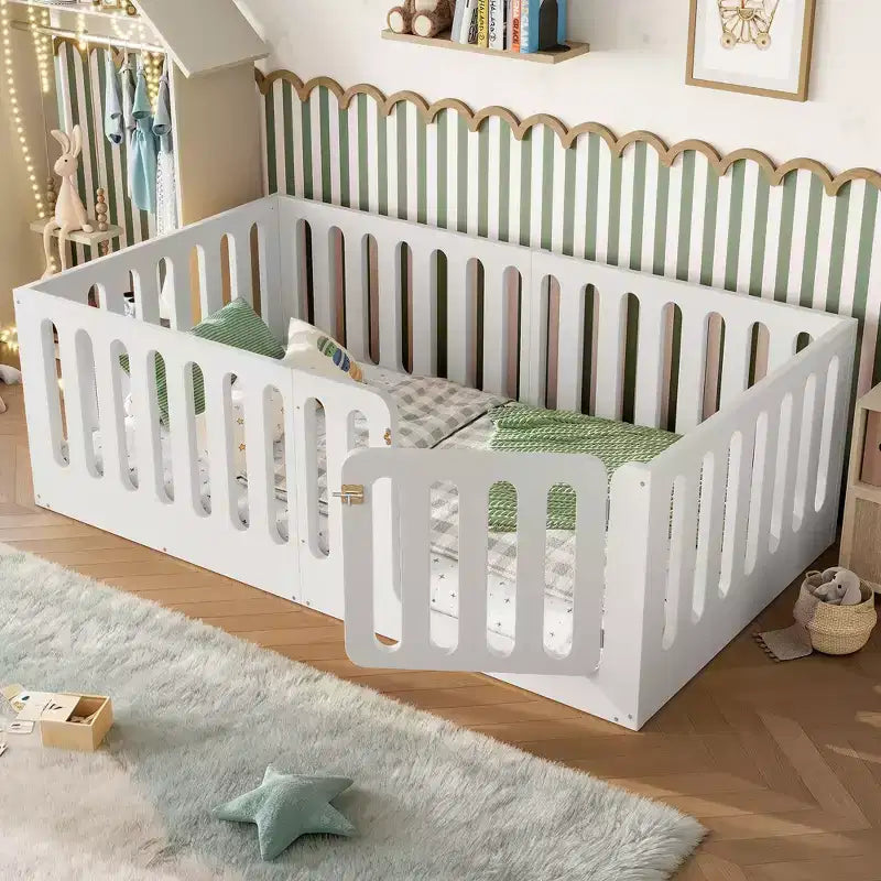Weißes Twin Montessori Bodenbett mit Zaungittern & Tür – Massivholz, 1 Kind