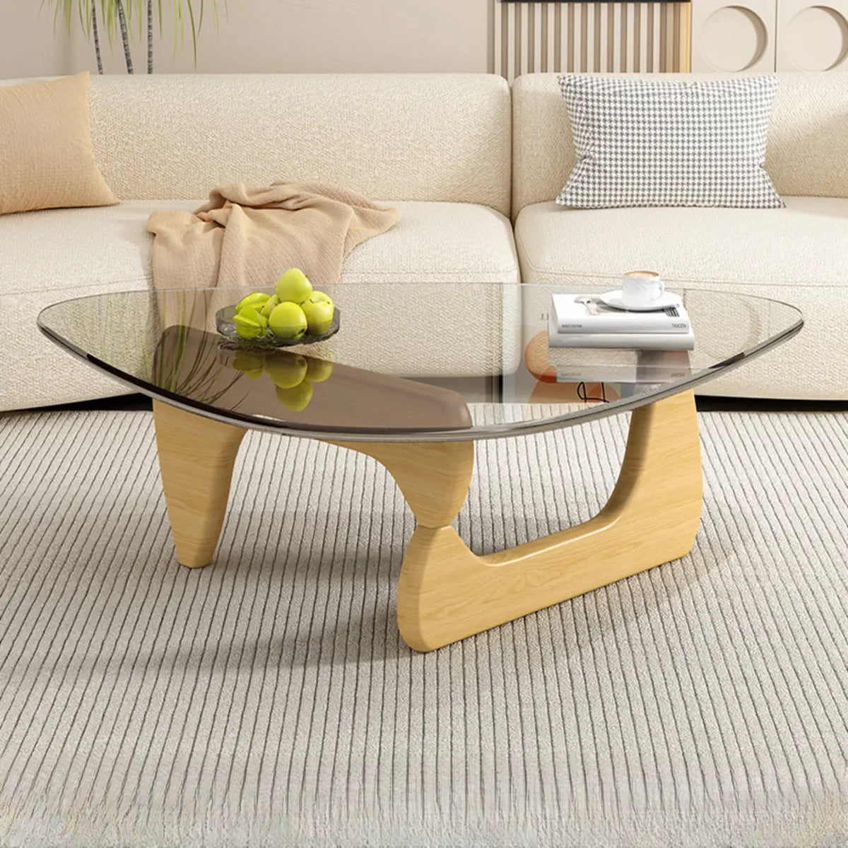 Dreieckiger Couchtisch aus Holz mit Glasplatte
