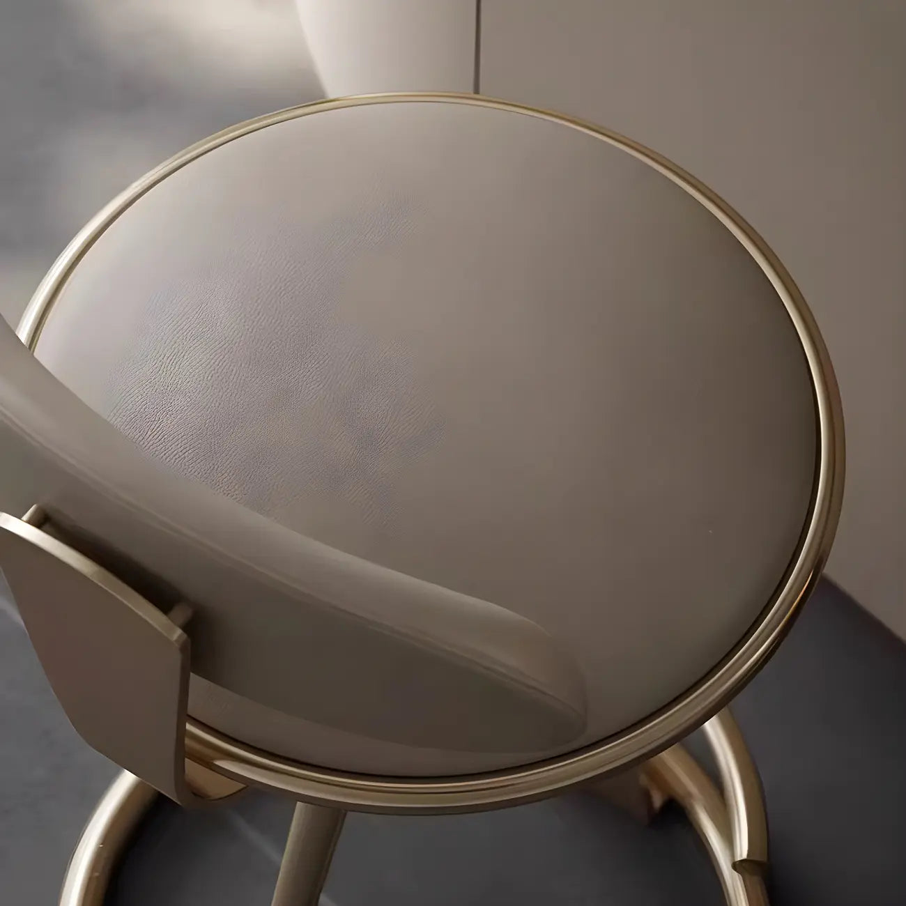 Luxuriöser Barhocker mit Goldmetallrahmen und elegantem beigem Leder