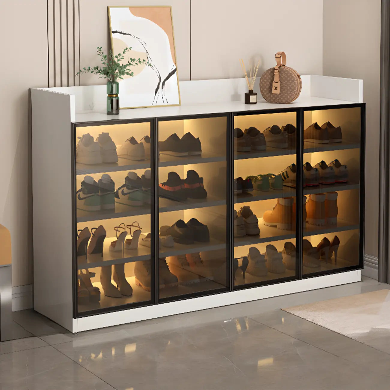 Schuhschrank mit LED-Beleuchtung, verstellbaren Einlegeböden und transparenten Türen