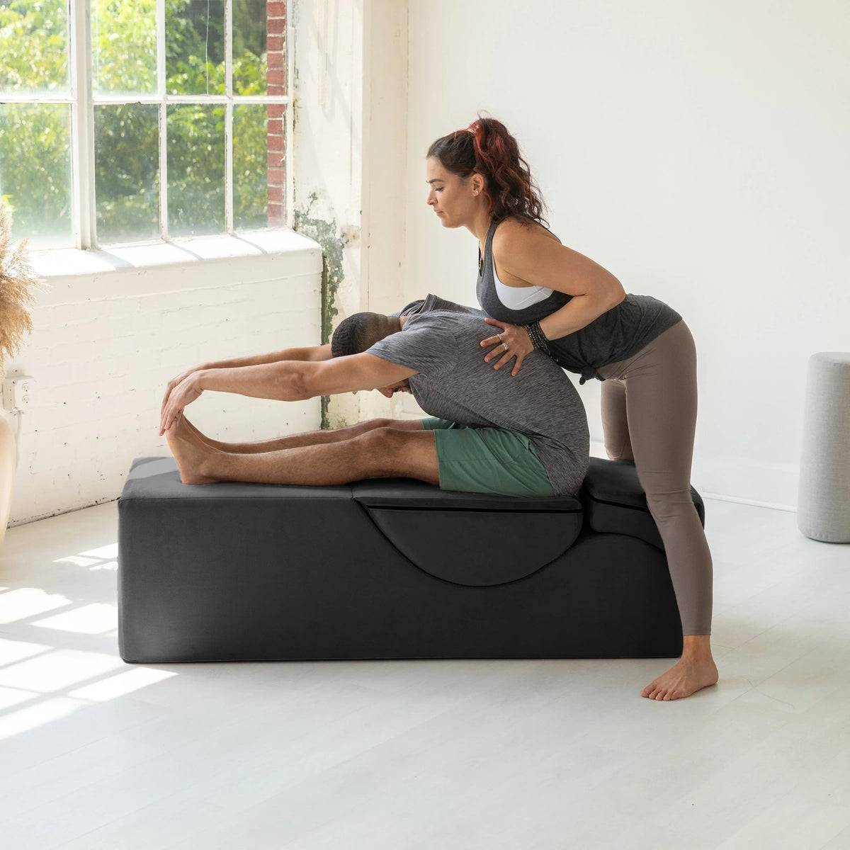 Avana Kami umwandelbare Chaise / Yoga & Massage – 2-in-1-Ottomane mit verdeckter ausklappbarer Yoga-Liege, Microvelvet – N/A