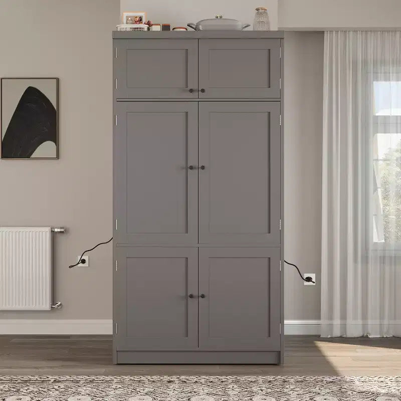 Hoher Küchenschrank mit Steckdosen, großer freistehender Schrank mit Mikrowellenständer, Schubladen, Regalen, Weinregalen und Türregal