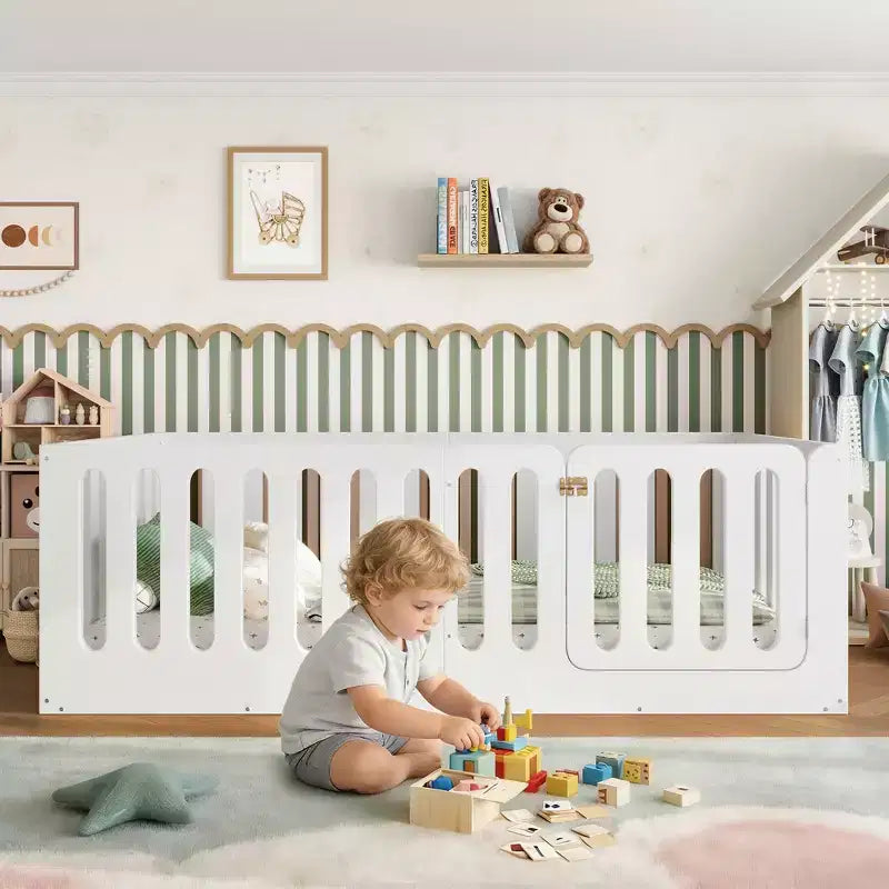 Weißes Twin Montessori Bodenbett mit Zaungittern & Tür – Massivholz, 1 Kind