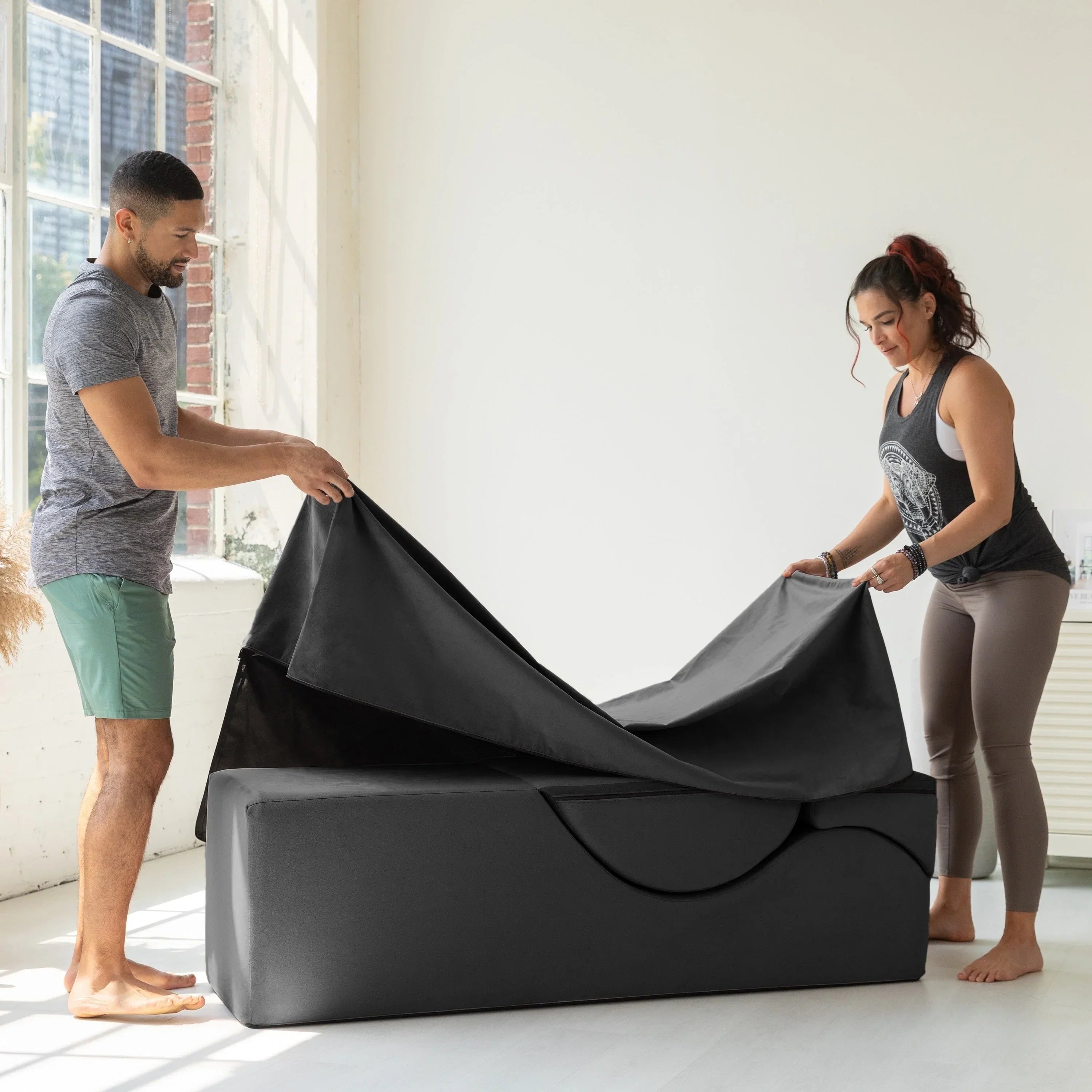 Avana Kami umwandelbare Chaise / Yoga & Massage – 2-in-1-Ottomane mit verdeckter ausklappbarer Yoga-Liege, Microvelvet – N/A