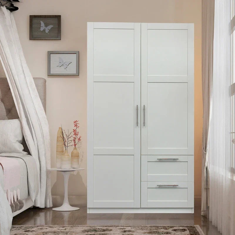 Weißer Kleiderschrank mit Türen, Schubladen und Kleiderstange
