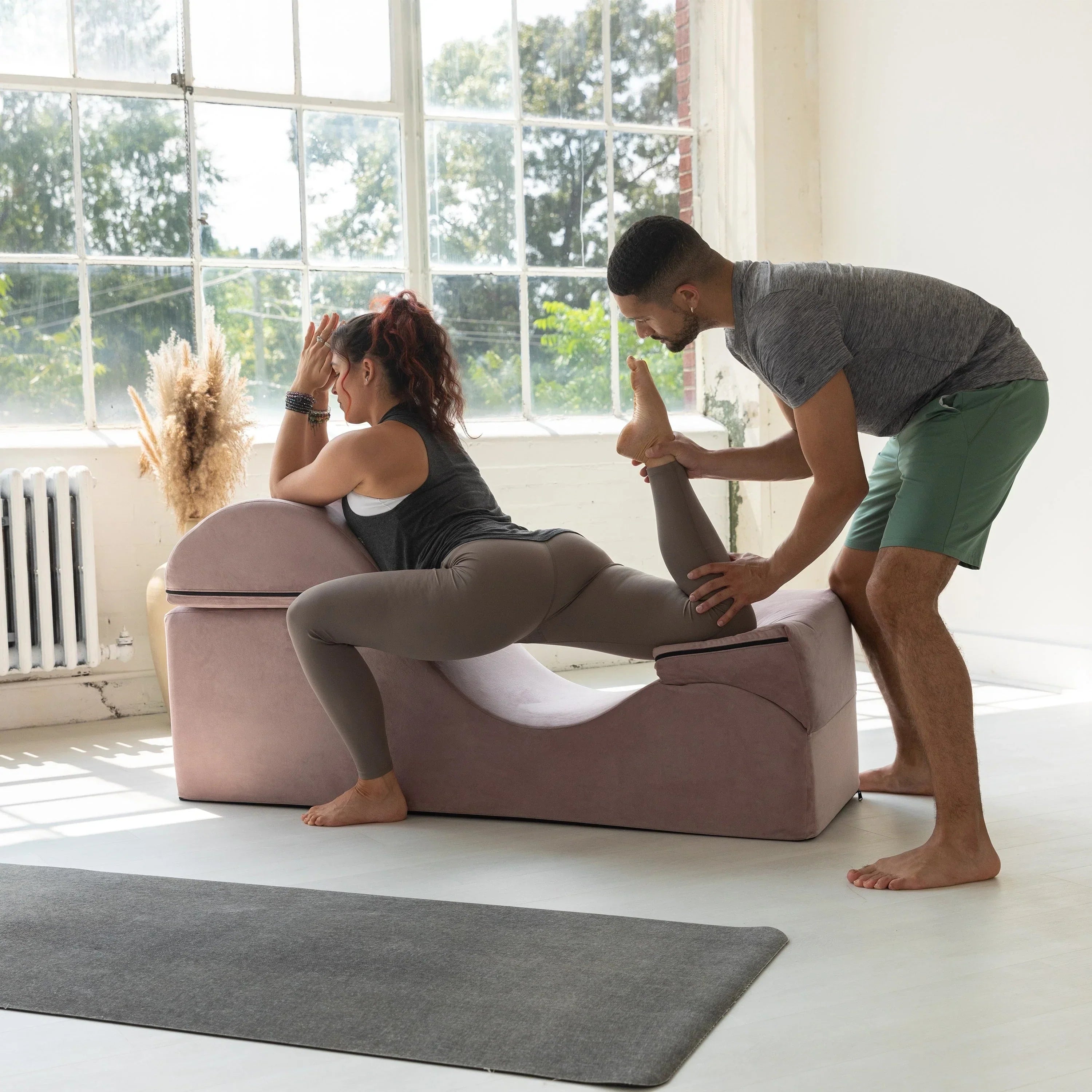 Avana Kami umwandelbare Chaise / Yoga & Massage – 2-in-1-Ottomane mit verdeckter ausklappbarer Yoga-Liege, Microvelvet – N/A