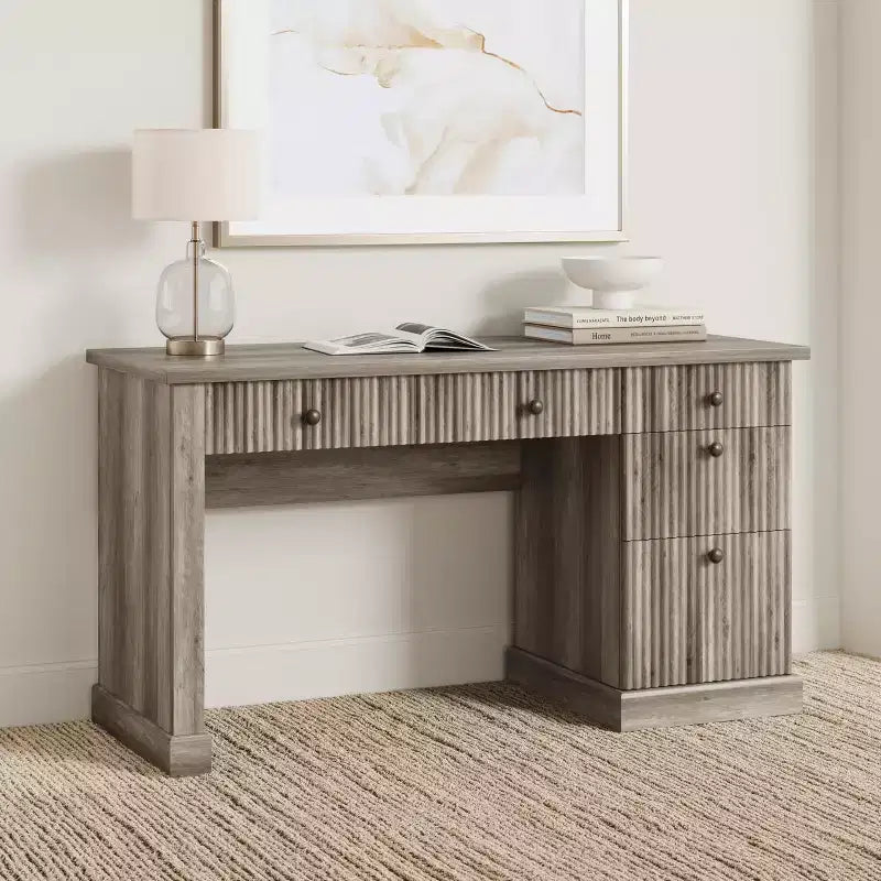 Geriffelter Home-Office-Schreibtisch mit Stauraum, 137 cm moderner Chefschreibtisch mit Ladestation, Computer-Schreibtisch aus Holz mit Aktenschubladen für das Arbeitszimmer
