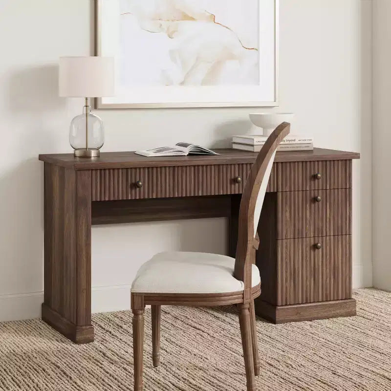 Geriffelter Home-Office-Schreibtisch mit Stauraum, 137 cm moderner Chefschreibtisch mit Ladestation, Computer-Schreibtisch aus Holz mit Aktenschubladen für das Arbeitszimmer