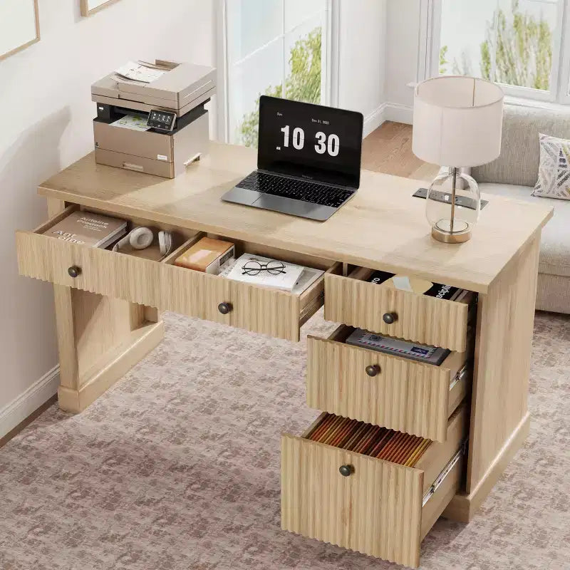 Geriffelter Home-Office-Schreibtisch mit Stauraum, 137 cm moderner Chefschreibtisch mit Ladestation, Computer-Schreibtisch aus Holz mit Aktenschubladen für das Arbeitszimmer