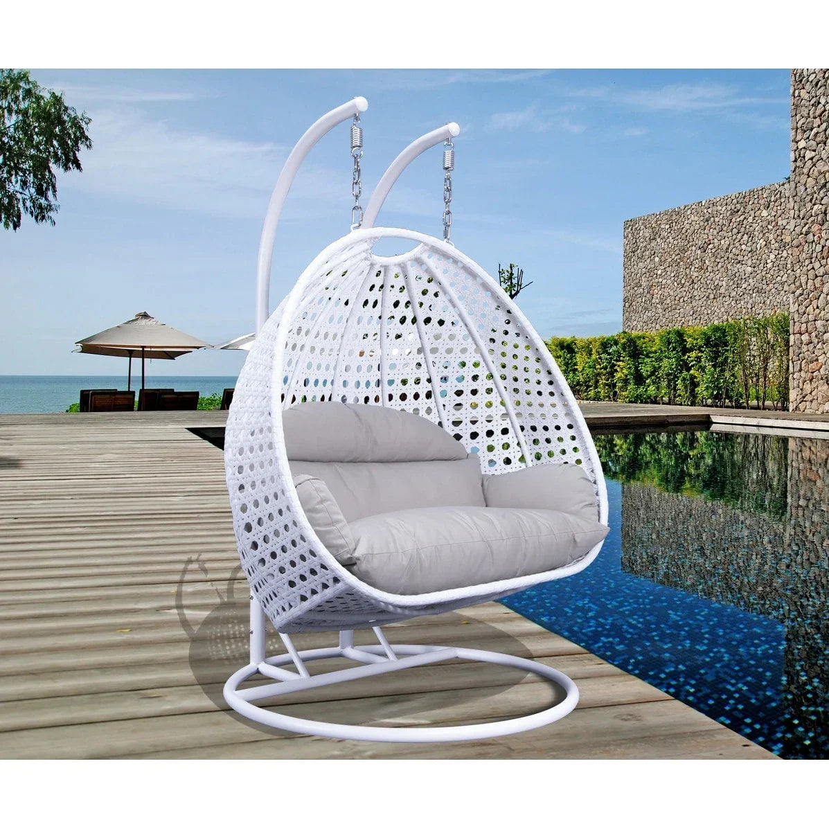 LeisureMod 2-Personen Hängesessel Ei mit Gestell - Outdoor/Indoor Rattan Korb Terrassen Schaukel Hängematte Liege mit Kissen