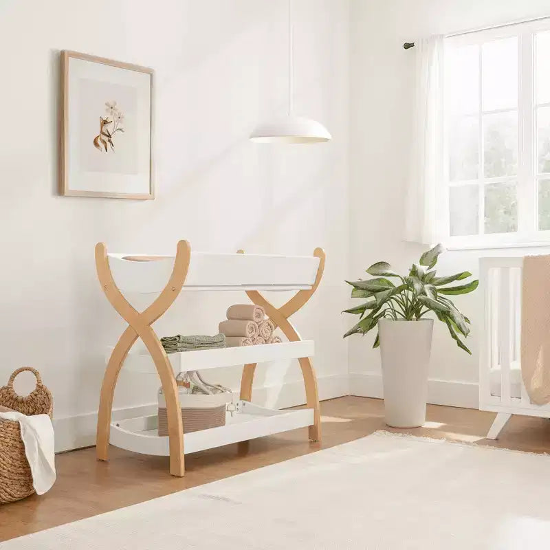 Comfy Cubs Baby-Wickeltisch – robuste Holzkonstruktion, zeitloses Design mit zwei offenen Ablagen für Babyutensilien
