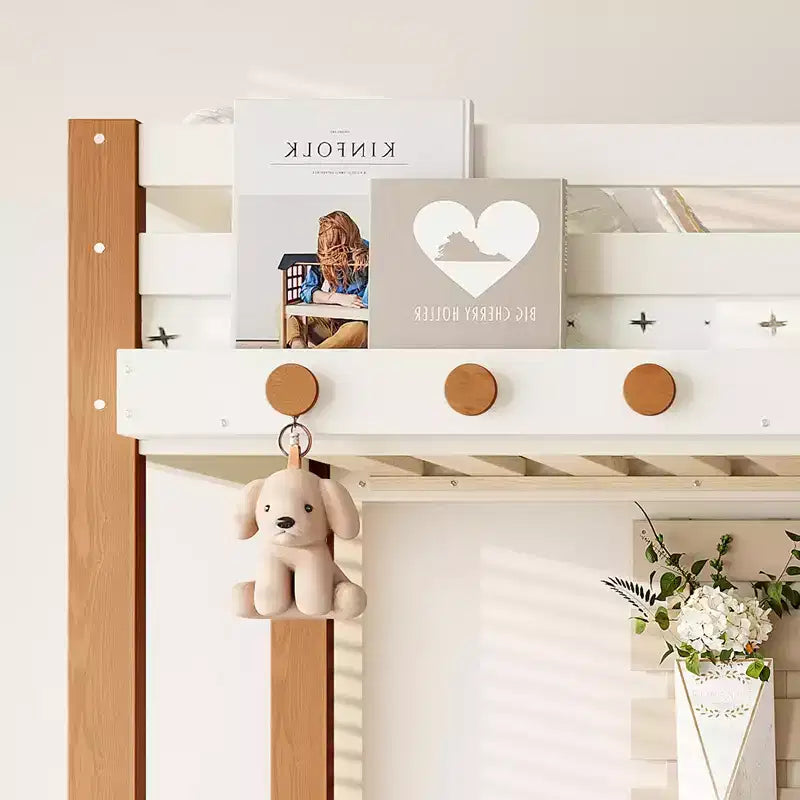 Modernes Hochbett mit Kleiderhaken, Ablageflächen und Platz unter dem Bett