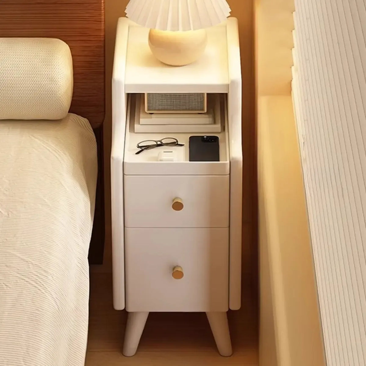 Schmaler weißer Nachttisch aus Holz mit 2 Ablagen